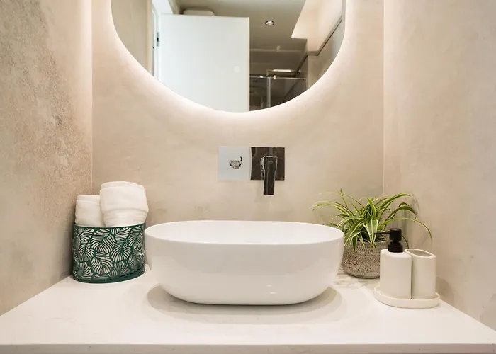 Ee Homes - Curated Design, Tub Skyline Views *