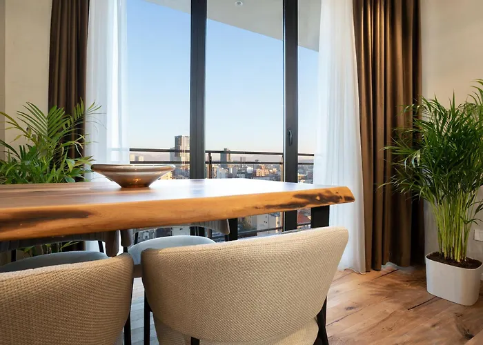 Ee Homes - Curated Design, Tub Skyline Views Apartment *